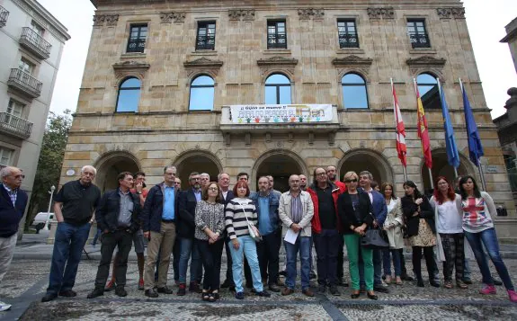 Los concentrados, ante el Ayuntamiento, donde se colocó una pancarta alusiva al desarrollo del plan de vías en la ciudad. 