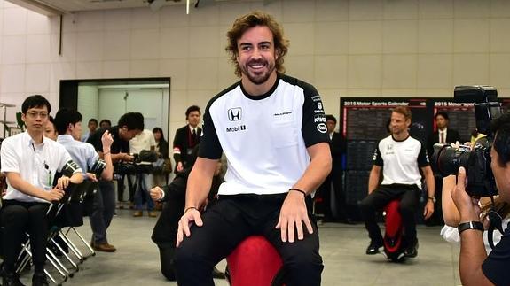 Fernando Alonso, en un acto promocional con seguidores japoneses.