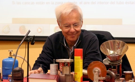 Jaime Gros, ayer, durante la conferencia, con algunas piezas de motores delante. 