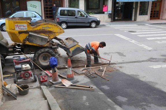 Un operario trabajando esta semana en los remates restantes para terminar las obras, que se recepcionan el día 29 de septiembre. 