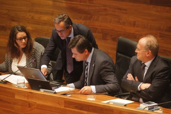 El presidente de la Cámara, Pedro Sanjurjo, se encargó de la lectura de la resolución. 