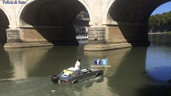 Detienen a un hombre que navegaba el río Tíber en un Maserati anfibio casero