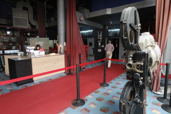 Vestíbulo de entrada a los cines centro, poco antes de su cierre en el mes de julio. 