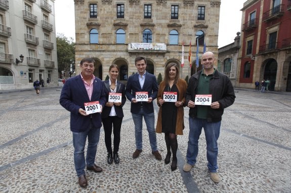 Celso Ordiales, Lara María Martínez, José María Pérez, Marina Pineda y José Ramón García, ayer, con sus dorsales. 