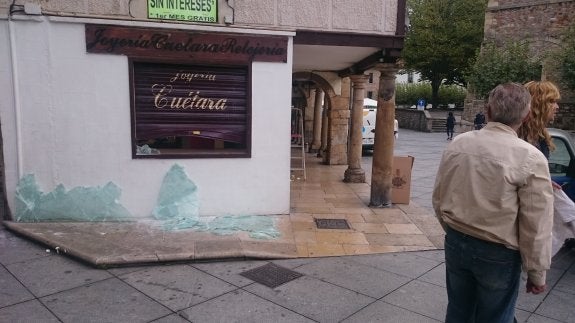 El escaparate reventado en la Joyería Cuétara, en la calle de San Francisco.