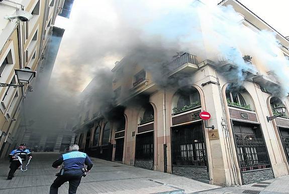 Se desploma un falso techo del restaurante quemado en Oviedo