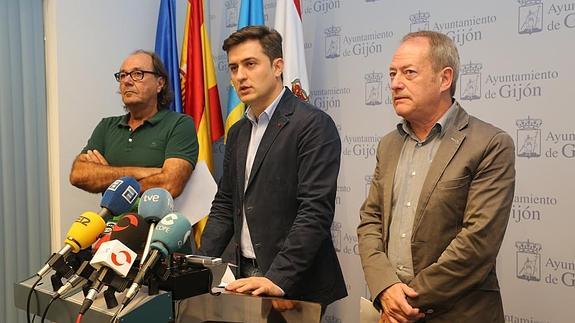 Mario Suárez del Fueyo, José María Pérez y Aurelio Martín, durante la rueda de prensa conjunta que ofrecieron ayer para fijar postura sobre el plan de vías. 