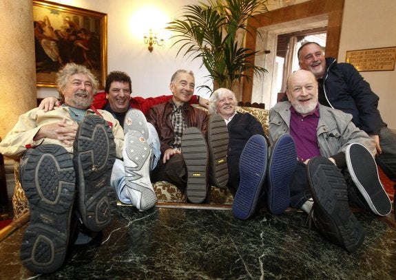 Carlos Núñez, Tato Turano, Jorge Maronna, Carlos López Puccio, Marcos Mundstock y Martin O'connor. Los integrantes actuales de Les Luthiers posan juntos y sonrientes en el Hotel de la Reconquista de Oviedo. 