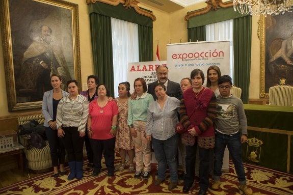 Nuria Fernández, Clara González, Jesús Santos Villagrá y Eva Illán, con algunos de los protagonistas del calendario. 