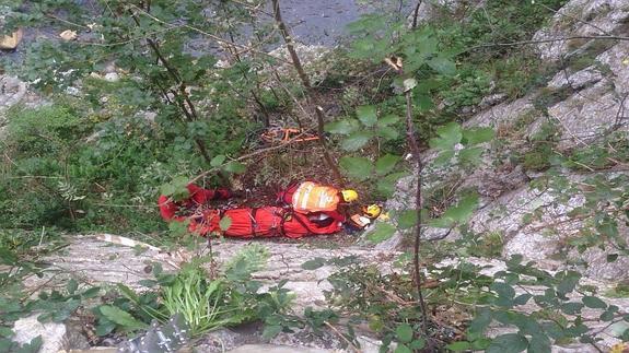 Efectivos de los servicios de emergencias atienden a la herida. 
