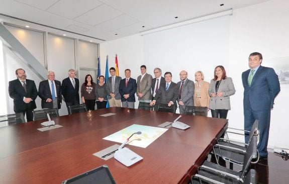 Nuevo consejo de administración formado por Ignacio Fernández Fidalgo, Ignacio García Arango, Antonio Fernández, Amelia Fernández, Carmen Moriyón, Manuel Arana, Félix Baragaño, José Manuel Pérez-Vega, Francisco José Sánchez, Laureano Lourido, Luis Ángel Colunga, Elena Marañón, Marina Pineda y José Luis Barettino, en la reunión de ayer. Falta José María Alcoba. 