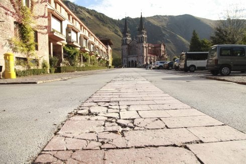 La explanada de Covadonga presenta varias zonas con evidentes deterioros. 