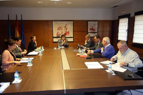 Javier Fernández, al fondo, presidió ayer la reunión inaugural de la nueva concertación. 