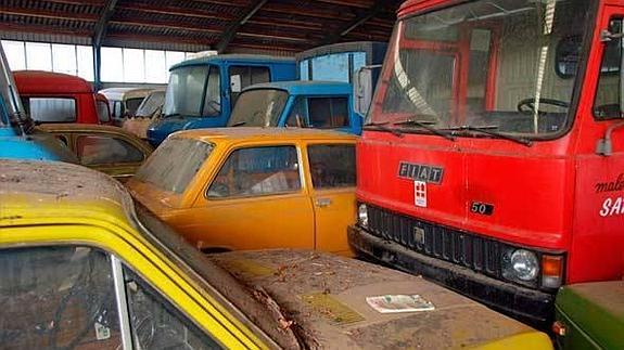 Descubren un concesionario con 200 coches nuevos abandonados desde 1981