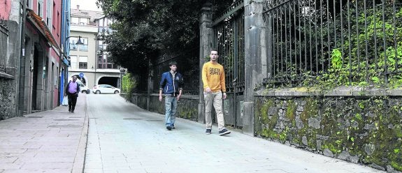 Varias personas pasean junto a la finca de El Cueto donde supuestamente está el foco de ratas. 