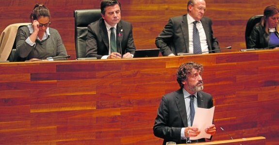 El diputado Matías Rodríguez Feito, que ejerció como portavoz del Partido Popular, en la tribuna de oradores defendiendo la reprobación de Pedro Sanjurjo, que sigue el debate desde su escaño de presidente de la Junta General. 