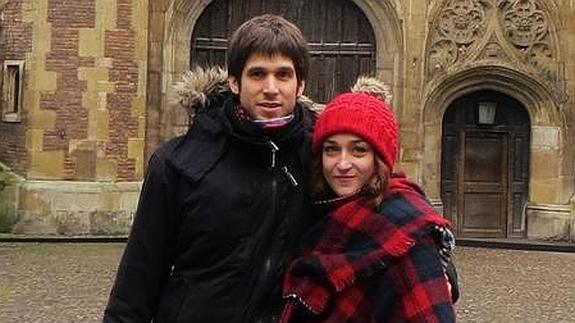 Álvaro y Sara posan en la foto en una visita a Cambridge.