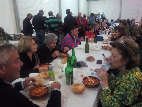 Animación anoche en la carpa festiva de Pinzales, donde el plato estrella fueron los callos. 