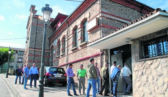 Los vecinos de Perlora, ayer momentos antes de celebrarse la reunión en la sede social. 