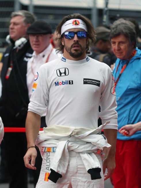 Alonso luce un pañuelo conmemorativo de su gran premio 250. 