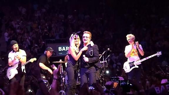 Penélope Cruz y Javier Bardem, sobre el escenario con U2 en el concierto de Barcelona