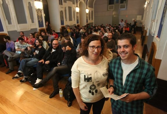 Beatriz Cerezo y Javier Suárez Llana, ayer, en la clausura.
