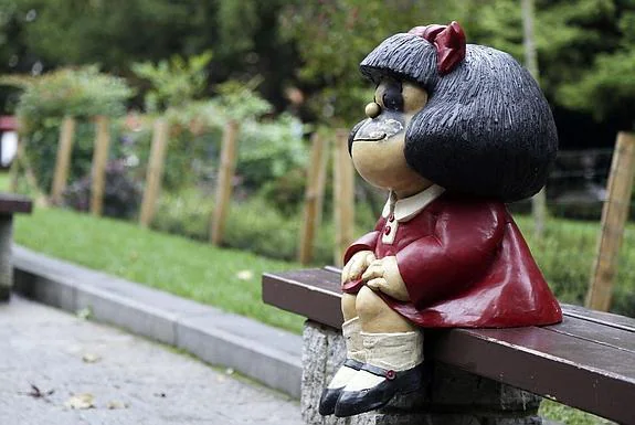 Así amaneció la estatua de Mafalda. 