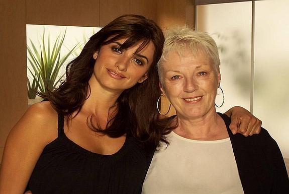 Katrina Bayonas junto a una de sus representadas, Penélope Cruz. 