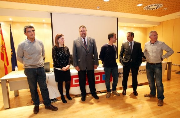 De izquierda a derecha, Manuel Carrero (Podemos), Carmen Fonte (Ciudadanos), Ovidio Zapico (IU), Fernando Lastra (PSOE) y el moderador, Alberto Ramos, del sector ferroviario de CC OO, ayer. 