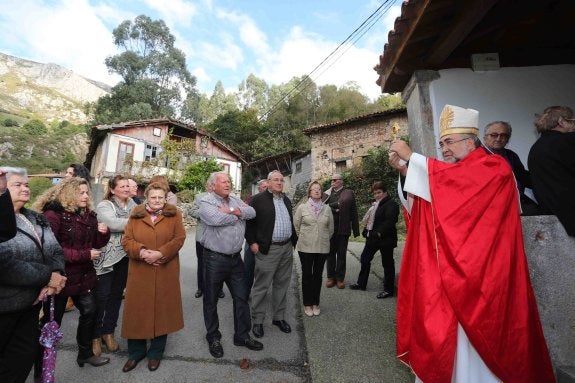 El arzobispo de Oviedo muestra los restos óseos de los mártires a los vecinos tras bendecirlos 