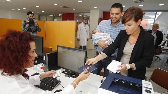 Los noreñenses Eduardo y Noelia han estrenado el servicio y han inscrito a su hija recién nacida.