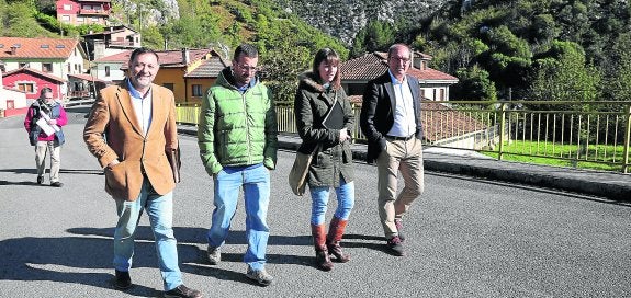 Ricardo Suárez, Ángel Castañón, Marta Alonso, Álvaro Álvarez y al fondo Antonio Álvarez durante su visita ayer al pueblo pongueto de Sellañu.