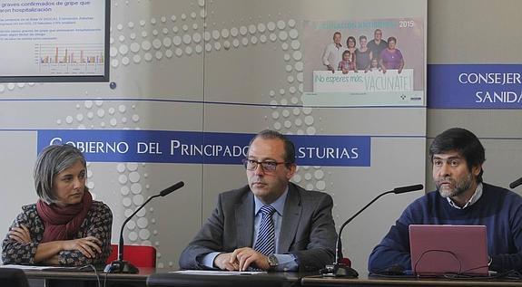 Laura Muñoz, directora de Servicios Sanitarios; Antonio Molejón, director de Salud Pública e Ismael Huerta, jefe de sección de Vigilancia Epidemiológica, ayer, durante la presentación de la campaña.