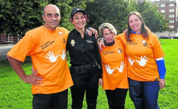 María Jesús Rodríguez y Begoña Fernández, en el medio, con Felipe Carreño y Marta Nonide, equipo del SAMUR que acudió a El Coto.