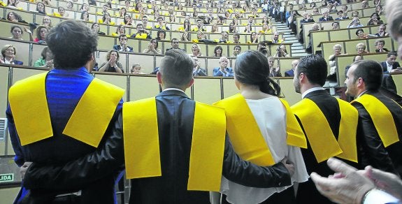 Acto de graduación de las promociones de Medicina y Odontología, ayer, en el campus de El Cristo. Al acto acudieron el rector, los decanos de las dos carreras, el gerente del Sespa y los presidentes de los colegios de médicos y odontólogos. 