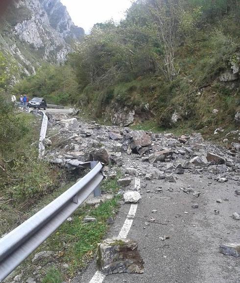 El desprendimiento que cortó la carretera.