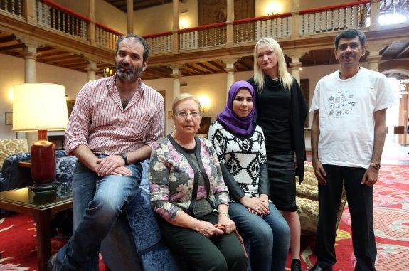 Patricio Lorente (presidente de la Fundación Wikimedia) con las editoras Lourdes Cardenal (España) y Ravan Al-Taie (Irak). Junto a ellas, Lila Tretikov (directora ejecutiva) y el editor Jeevan José (India). Todos recogerán el premio con Jimmy Wales, que llega hoy a Oviedo. 