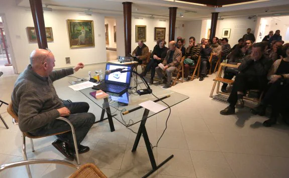 Fernando Castro, ayer en el Museo Piñole, durante su conferencia. 