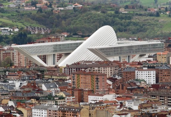 El Palacio de Congresos, cuya visera nunca que movió, sobresaliendo entre los edificios. 