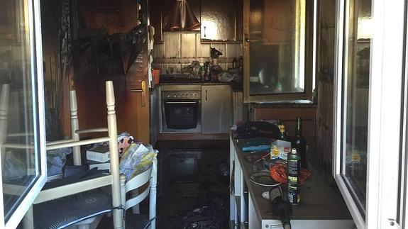 Estado en el que quedó la cocina de la vivienda