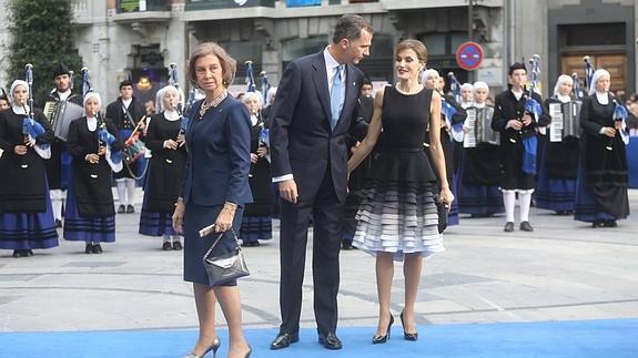 Los Reyes don Felipe y doña Letizia, y la reina Sofía, antes de entrar al Teatro Campoamor. 