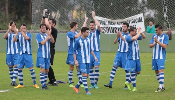 Los jugadores del Real Avilés saludan al público en su salida al campo de Santa Catalina de Pravia el pasado domingo.