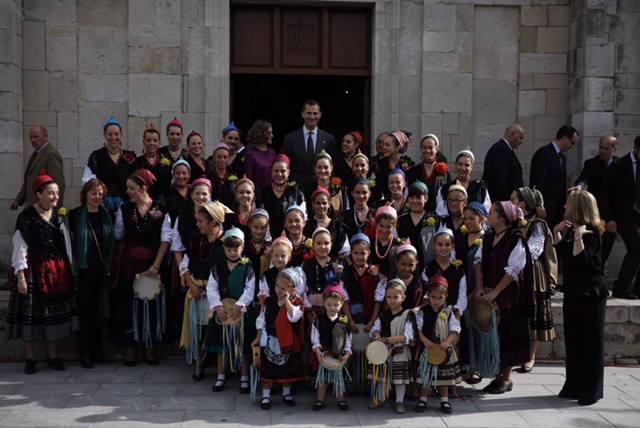 Los Reyes, con las jóvenes de Colombres vestidas con los trajes tradicionales.