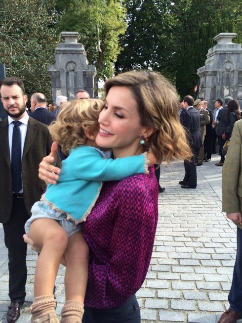 Colombres 2015. La Reina Letizia, con Liam en brazos. 