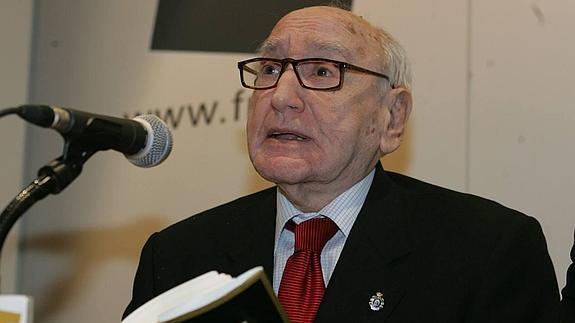 Carlos Bousoño, durante una lectura poética el día del Libro del año 2005