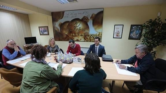 El jurado de los premios, reunido en la sede de la Ucayc.