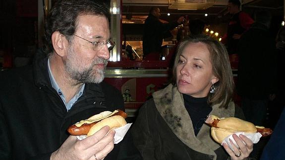 Rajoy, comiendo un perrito caliente junto a su esposa. 