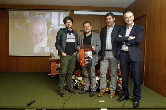 El concejal mierense Juan Ponte; el director de la OCAS, Manuel Paz; Luis Casado, de Medicus Mundi, y Ramón Quirós, de la Fundación de Cultura sierense, con Victor Manuel por videoconferencia. 