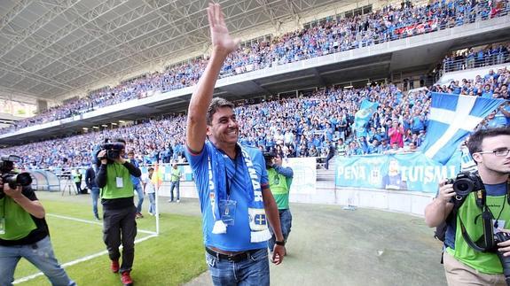 Arturo Elías, responsable de la inversión del Grupo Carso en el Oviedo, saluda a los aficionados en el partido de promoción ante el Cádiz.