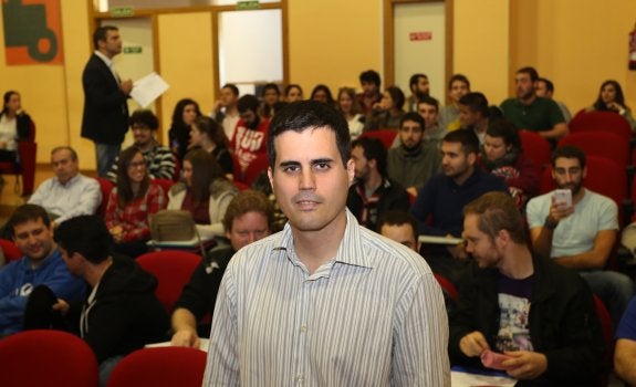 Jorge González, ingeniero industrial y titulado de la escuela, antes de impartir su conferencia. 